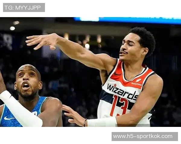 普尔半场表现出色6投3中贡献12分1篮板2助攻展现出强大实力